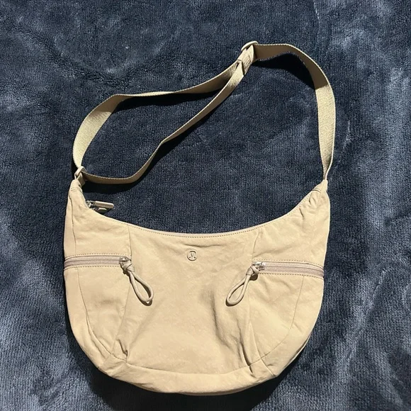 lululemon slouchy sling bag 6L in warm ash grey - Picture 13 of 15